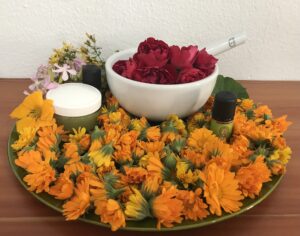 Ringelblumen, Rosen, Seifenkraut, Kapuzinerkresse, Salbe, Mörser, ätherisches Öl